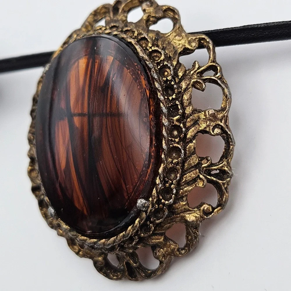 Vintage Ornate Gold Tone Filigree Oval Brooch Topaz Colored Brown Glass Pin